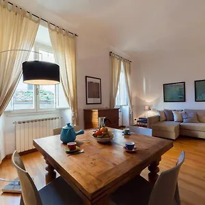  Apartment Borgo Pinti Frescos 6 Sleeps Italy
